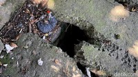 Lubang di trotoar ini cukup besar dan bisa membuat pejalan kaki terperosok.