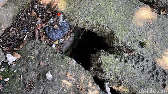 Penampakan trotoar rusak di Kota Bandung yang sulit dilintasi.