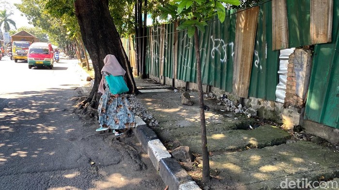 Penampakan trotoar rusak di Kota Bandung yang sulit dilintasi.