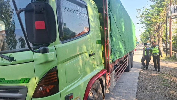 Polisi menghentikan truk yang kabur usai kecelakaan menewaskan pemotor wanita di Pantura, Kendal, Rabu (9/7/2025).