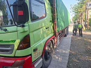 Pemotor Wanita Tewas Terlindas Truk di Pantura Kendal, Sopir Sempat Kabur