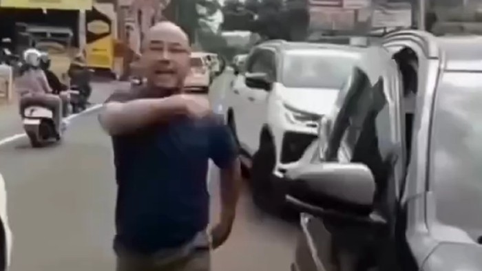Viral seorang polisi yang sedang mengawal anak menuju rumah sakit mendapat pengadangan dari seorang pengendara mobil di Jalan Raya Puncak,