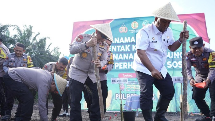 Wakapolda Riau Brigjen Jossy Kusumo memimpin penanaman benih jagung di Kabupaten Siak, Rabu (9/7/2025).