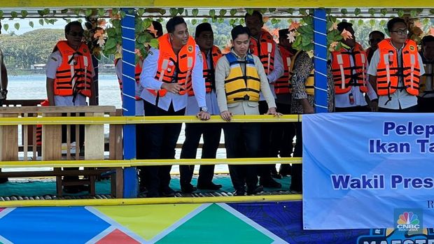 Wakil Presiden (Wapres) Gibran Rakabuming melakukan kunjungan kerja di Bendungan Rowo Jombor di Kabupaten Klaten, Jawa Tengah, Rabu (9/7/2025). (CNBC Indonesia/Halimatus Sa’diyah)