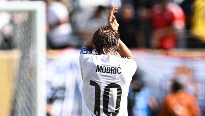 EAST RUTHERFORD, NEW JERSEY - JULY 9: Luka Modric #10 of Real Madrid C.F. applauds the fans after the FIFA Club World Cup 2025 semi-final match between Paris Saint-Germain and Real Madrid CF at MetLife Stadium on July 9, 2025 in East Rutherford, New Jersey. (Photo by Stephen Nadler/ISI Photos/ISI Photos via Getty Images)