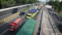 Seorang petugas mengatur lalu-lintas di Tol JORR. 
