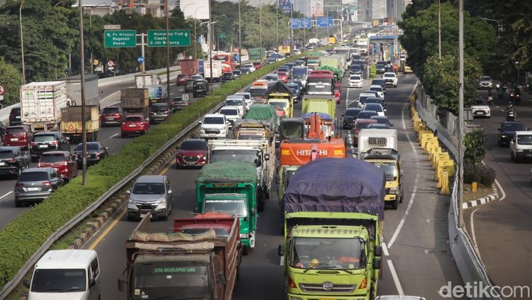 Ada Truk Mogok, Tol JORR Arah Pasar Rebo Macet