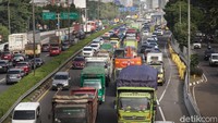 Truk mogok di Tol JORR arah Pasar Rebo, Jakarta, Kamis (10/7/2025). Berdasarkan pantauan, lalu-lintas macet akibat truk mogok. 