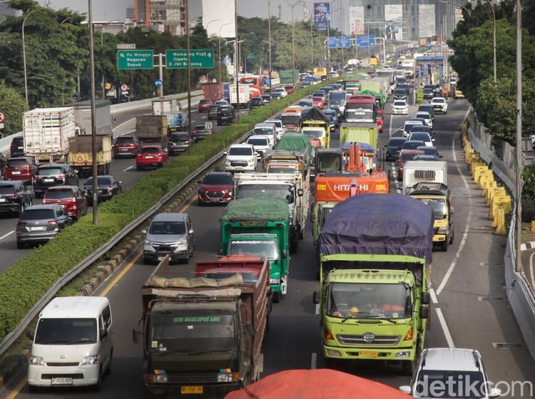 Ada Truk Mogok, Tol JORR Arah Pasar Rebo Macet