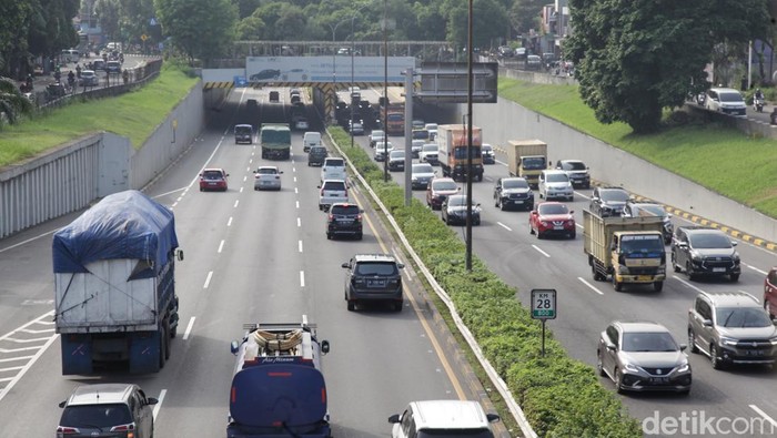 Truk mogok di Tol JORR arah Pasar Rebo, Jakarta, Kamis (10/7/2025). Berdasarkan pantauan, lalu-lintas macet akibat truk mogok.