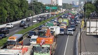 Berdasarkan pantauan pukul 09.00 WIB, truk mogok berada di lajur kiri jalan tol. 
