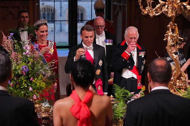 Raja Charles III menggelar jamuan resmi dalam rangka kunjungan kenegeraan bersejarah Presiden Prancis Emmanuel Macron dan Ibu Negara Brigitte Macron di Windsor Castle, Windsor, Inggris, pada Selasa (8/7/2025). Lawatan resmi ke Inggris tersebut menjadi yang pertama bagi seorang presiden Prancis setelah 17 tahun (terakhir kali dilakukan oleh Nicolas Sarkozy pada 2008) sekaligus perdana bagi seorang kepala negara UniEropa setelah Brexit pada 2020. (Foto: Yui Mok-Pool/Getty Images)