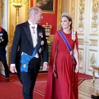 Putri Wales Catherine atau Kate Middleton yang turut hadir menandai momen tersebut dengan penampilan yang sarat keeleganan dan makna. Tubuhnya dibalut gaun merah bergaya cape atau jubah dari rumah mode Prancis Givenchy. Gaun tersebut dirancang oleh direktur kreatifnya, Sarah Burton, yang berasal dari Inggris. Sarah, mantan perancang Alexander McQueen, merupakan salah satu desainer andalan Kate sekaligus sosok yang berada di balik gaun pengantin ikonis ibu tiga anak itu. (Foto: Chris Jackson/Getty Images)