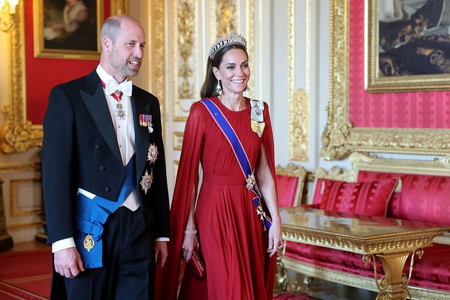Untuk melengkapi penampilannya, Kate mengenakan sejumlah perhiasan dari koleksi Kerajaan. Mulai anting gantung chandelier, gelang, dan tiara Lover’s Knot yang dihiasi berlian dan mutiara. Tiara berkilau ini merupakan salah satu aksesori favorit perempuan 43 tahun itu dan dulunya juga sering dikenakan oleh mendiang ibu mertuanya, Putri Diana. Mahkota tersebut pertama kali dibuat untuk Ratu Mary pada tahun 1914 oleh House of Garrard dari permata keluarga, dan telah diwariskan kepada Ratu Elizabeth II, Putri Diana, dan kini Catherine. (Foto: Chris Jackson/Getty Images)