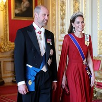 Untuk melengkapi penampilannya, Kate mengenakan sejumlah perhiasan dari koleksi Kerajaan. Mulai anting gantung chandelier, gelang, dan tiara Lover’s Knot yang dihiasi berlian dan mutiara. Tiara berkilau ini merupakan salah satu aksesori favorit perempuan 43 tahun itu dan dulunya juga sering dikenakan oleh mendiang ibu mertuanya, Putri Diana. Mahkota tersebut pertama kali dibuat untuk Ratu Mary pada tahun 1914 oleh House of Garrard dari permata keluarga, dan telah diwariskan kepada Ratu Elizabeth II, Putri Diana, dan kini Catherine. (Foto: Chris Jackson/Getty Images)
