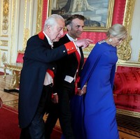 Sementara itu, Ratu Camilla memakai gaun putih lengkap dengan perhiasan nan glamor. Jika disanding berbarengan, warna busana dari ketiga wanita ini merepresentasikan bendera Prancis dan Inggris. (Foto: Chris Jackson/Getty Images)