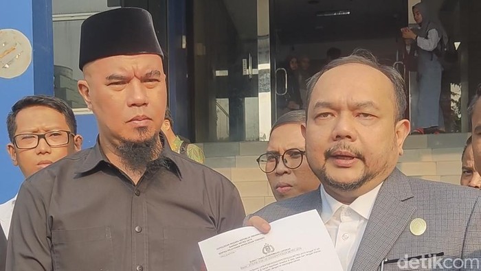 Ahmad Dhani dan pengacaranya melaporkan pembully putrinya ke Polda Metro Jaya.