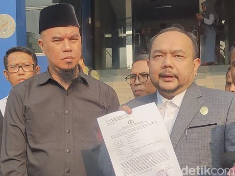 Ahmad Dhani dan pengacaranya melaporkan pembully putrinya ke Polda Metro Jaya.
