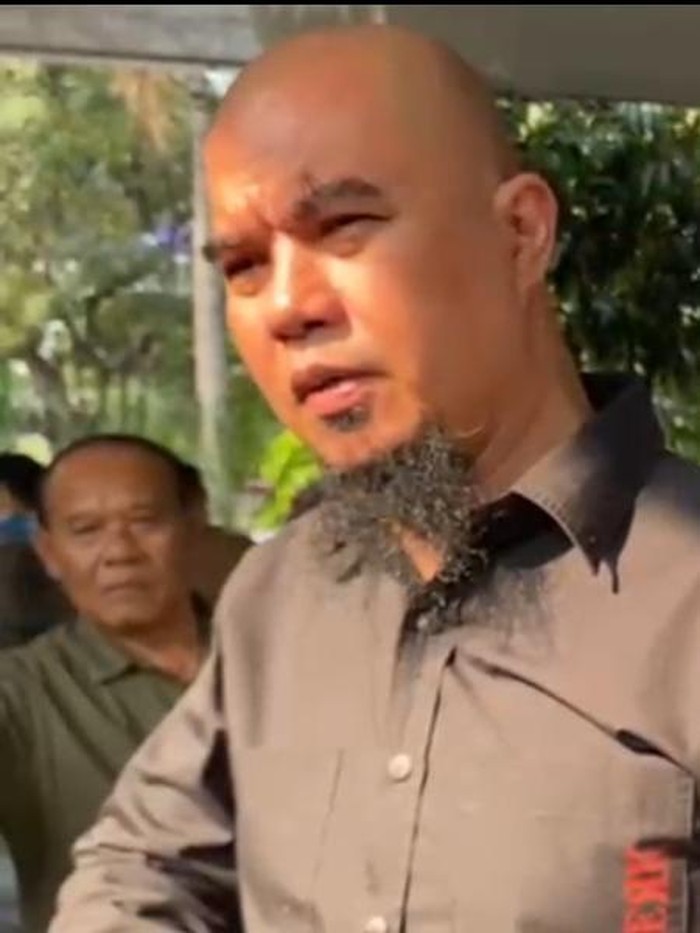 Ahmad Dhani dan pengacaranya mendatangi Polda Metro Jaya. Ahmad Dhani dan pengacaranya mendatangi Polda Metro Jaya, Kamis (10/7/2025).