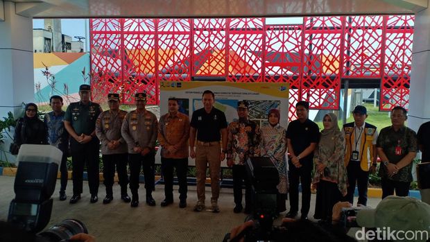 AHY foto bersama di IPAL Losari Makassar.