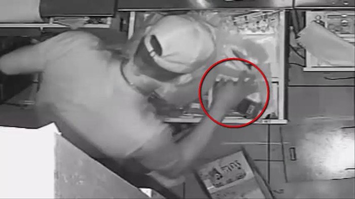 Aksi pelaku bobol minimarket terekam CCTV.