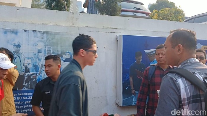 Al Ghazali usai menemani Ahmad Dhani di Polda Metro Jaya.