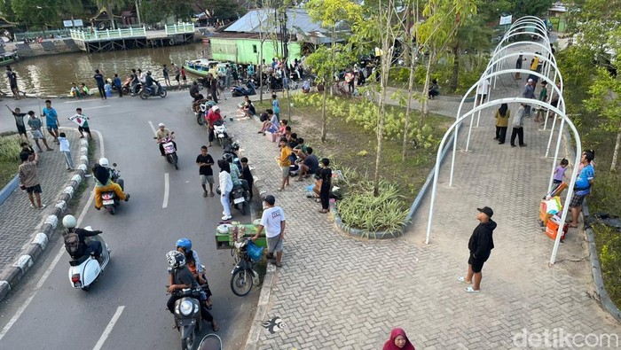 Anak-anak yang bermain layang-layang di Jembatan Patih Masih