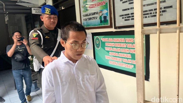 Andi Febrianto (25) saat berjalan ke ruang Sidang di PN Mojokerto.