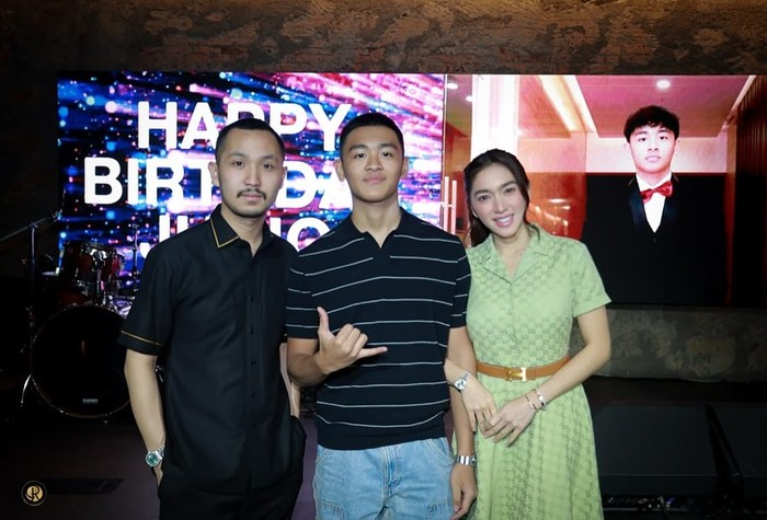 Foto perayaan ulang tahun Junio (baju hitam garis-garis), anak pertama Angel Karamoy dan Steven Rumangkang.
