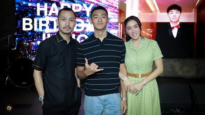 Foto perayaan ulang tahun Junio (baju hitam garis-garis), anak pertama Angel Karamoy dan Steven Rumangkang.