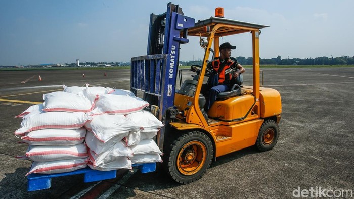 Petugas BNPB menyiapkan garam khusus ke atas pesawat di Bandara Halim Perdanakusuma, Jakarta, Kamis (10/7/2025).