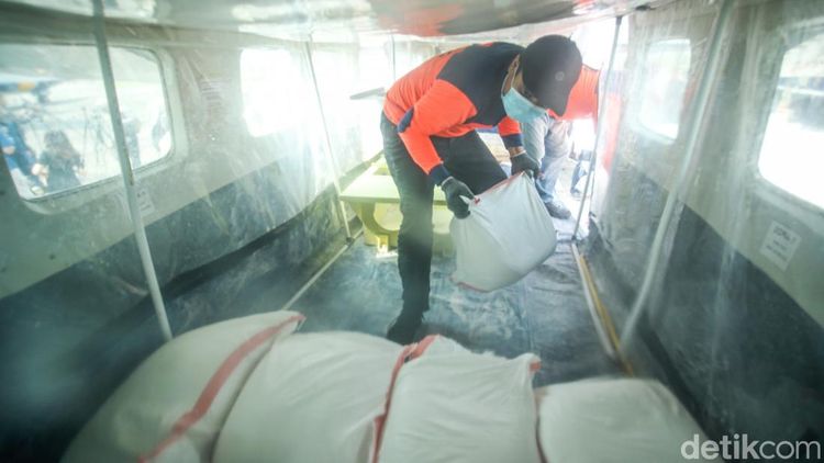 Antisipasi Banjir, BNPB Sebar Garam dari Udara