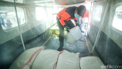 Antisipasi Banjir, BNPB Sebar Garam dari Udara