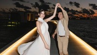 Aon Somrutai berdansa dengan suami di pinggir pantai dalam foto kehamilan. (Foto: dok Instagram aonsomrutai)
