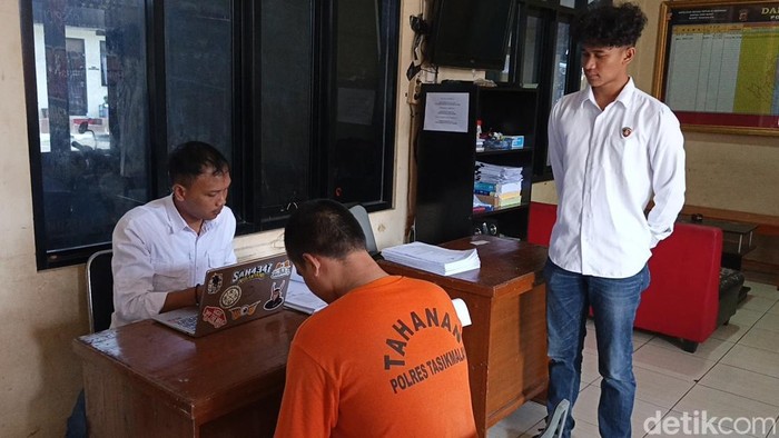 Apip diperiksa penyidik Satreskrim Polres Tasikmalaya Kamis (10/7/25).