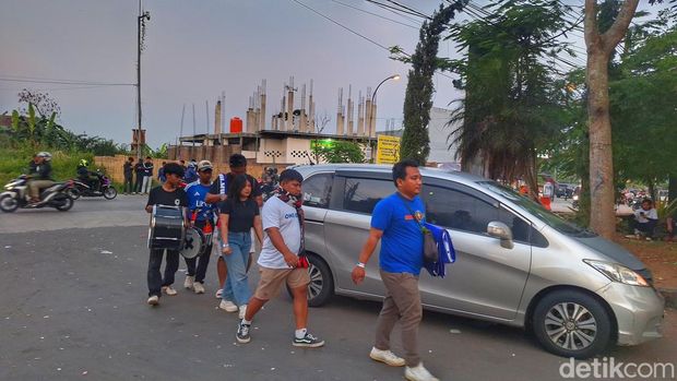 Aremania saat ramai-ramai mendatangi Si Jalak Harupat jelang laga Arema FC Vs Oxford United.