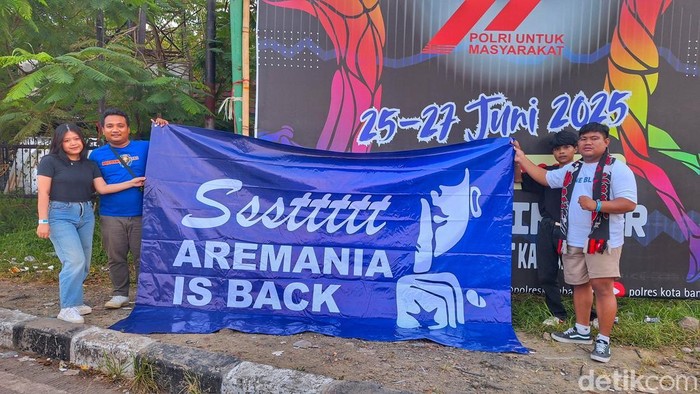 Aremania saat ramai-ramai mendatangi Si Jalak Harupat jelang laga Arema FC Vs Oxford United.