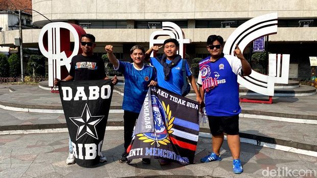 Aremania berwisata di Jalan Asia Afrika, Kota Bandung sebelum laga Arema FC di Stadion Si Jalak Harupat