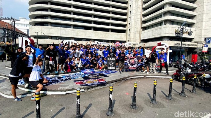 Aremania berwisata di Jalan Asia Afrika, Kota Bandung sebelum laga Arema FC di Stadion Si Jalak Harupat