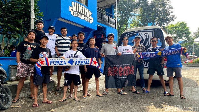 Aremania saat berada di Bandung.