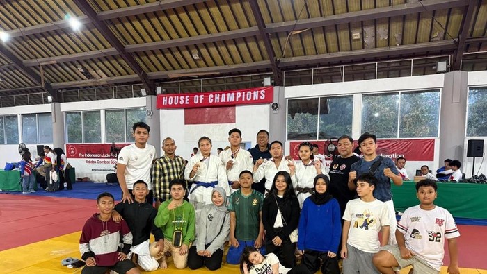 Foto bersama atlet dan official Judo Sumut di Kejurnas  Judo Pelajar di Jawa Barat