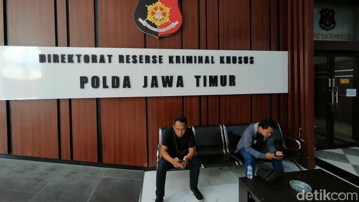 Awak media menanti pemeriksaan Khofifah Indar Parawansa di Subdit Tipidkor Ditreskrimsus Poda Jatim