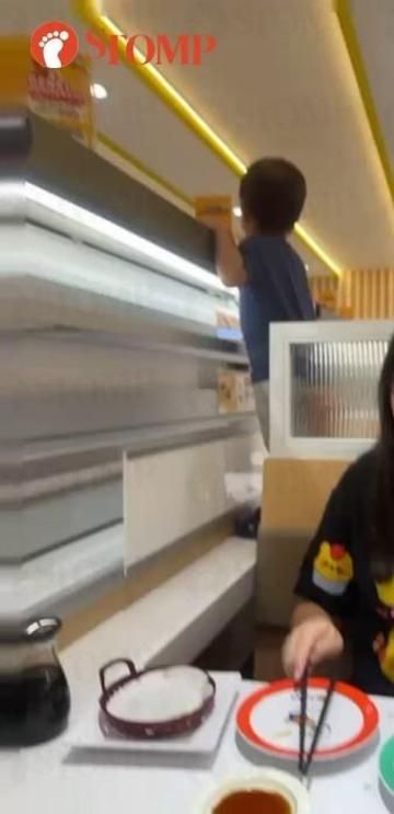 Ada Balita Naik ke Atas Meja Restoran dan Sentuh Sushi