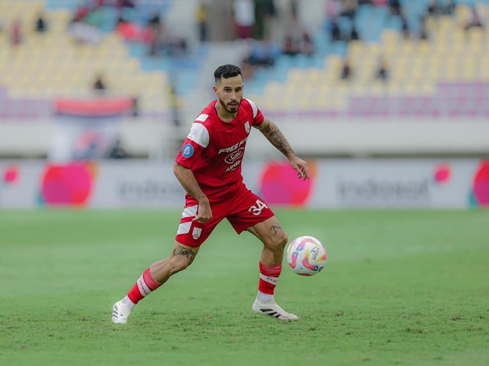 Bek sayap Persis Solo, Jordy Tutuarima, saat laga melawan Malut United di Stadion Manahan Solo, Sabtu (12/4/2025).