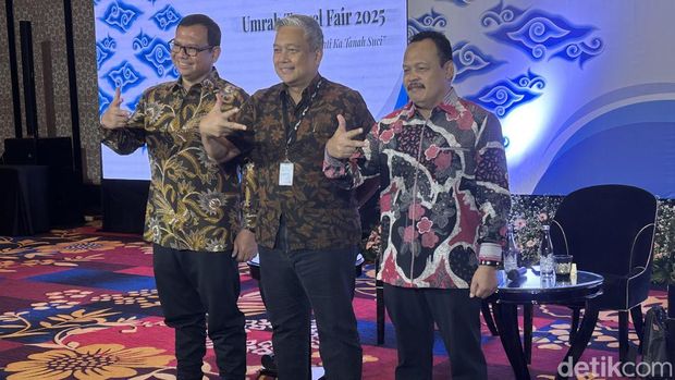 Senior Executive Vice President PT BIJB Roland Sinaga (tengah) bersama Plt Dirut BIJB Kertajati Muhammad Singgih dan Presiden Director PT Surya Manasik Nabawi Erasmus di Trans Luxury Hotel Bandung.
