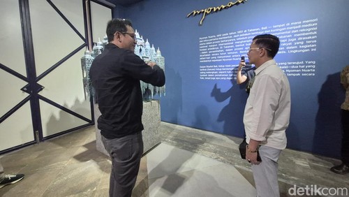 Bupati Klungkung, I Made Satria menerima penjelasan tentang karya-karya I Nyoman Nuarta dan seniman lainnya di NuArt Sculpture Park, Bandung, Jawa Barat. (Ni Komang Ayu Leona Wirawan)