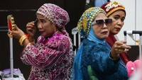 Jemaah haji kloter terakhir debarkasi Makassar tiba di Asrama Haji Makassar, Sulawesi Selatan, Kamis (10/7/2025). (ANTARA FOTO/Arnas Padda)