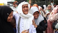 Total 15.831 jemaah haji telah tiba melalui debarkasi Makassar dalam 41 kloter. Lima jemaah lainnya masih dirawat di Arab Saudi karena sakit. (ANTARA FOTO/Arnas Padda)