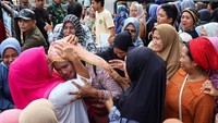 Kedatangan mereka disambut hangat keluarga. Sejumlah jemaah terlihat tampil glamor dengan busana warna-warni berpadu aksesori emas yang mencuri perhatian. (ANTARA FOTO/Arnas Padda)