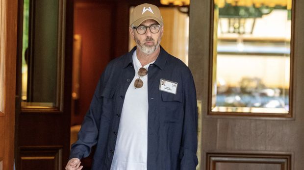 Casey Wasserman, CEO Wasserman Media Group, tiba untuk Konferensi Media dan Teknologi tahunan Allen and Co. Sun Valley di Sun Valley Resort di Sun Valley, Idaho, Selasa (8/7/2025). (David Grogan | CNBC)